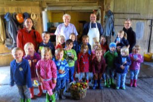 2016-10-10-uh-christa-schwarz-kindergarten-kleine-wolke-apfelprojekt-2