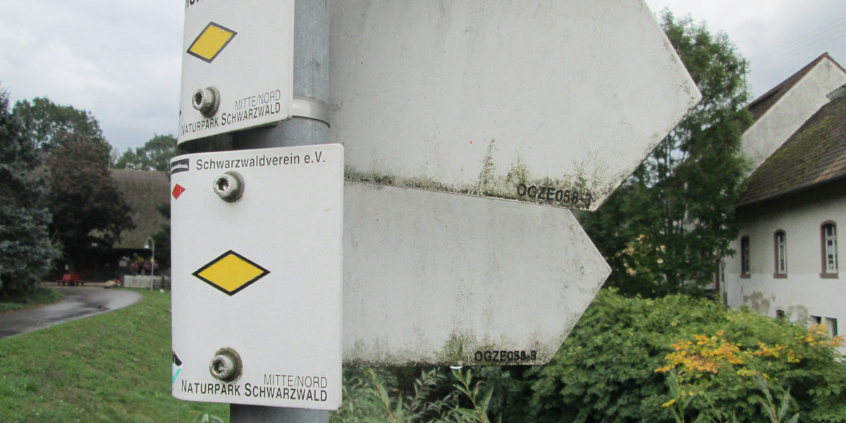 2016-10-14-uh-gerhard-schmidt-fu%cc%88rstenberger-hof-wanderschilder-mutwillig-bescha%cc%88digt