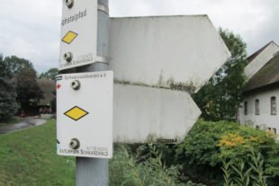 2016-10-14-uh-gerhard-schmidt-fu%cc%88rstenberger-hof-wanderschilder-mutwillig-bescha%cc%88digt