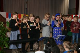 2016-12-22-18-37-47-2016-12-23-uh-dp-gs-weihnachgtsfeier-blockflo%cc%88tengruppe