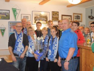 Clubheim-Pächterin Dagmar Schwarz und Familie mit Fan-Schals ausgestattet