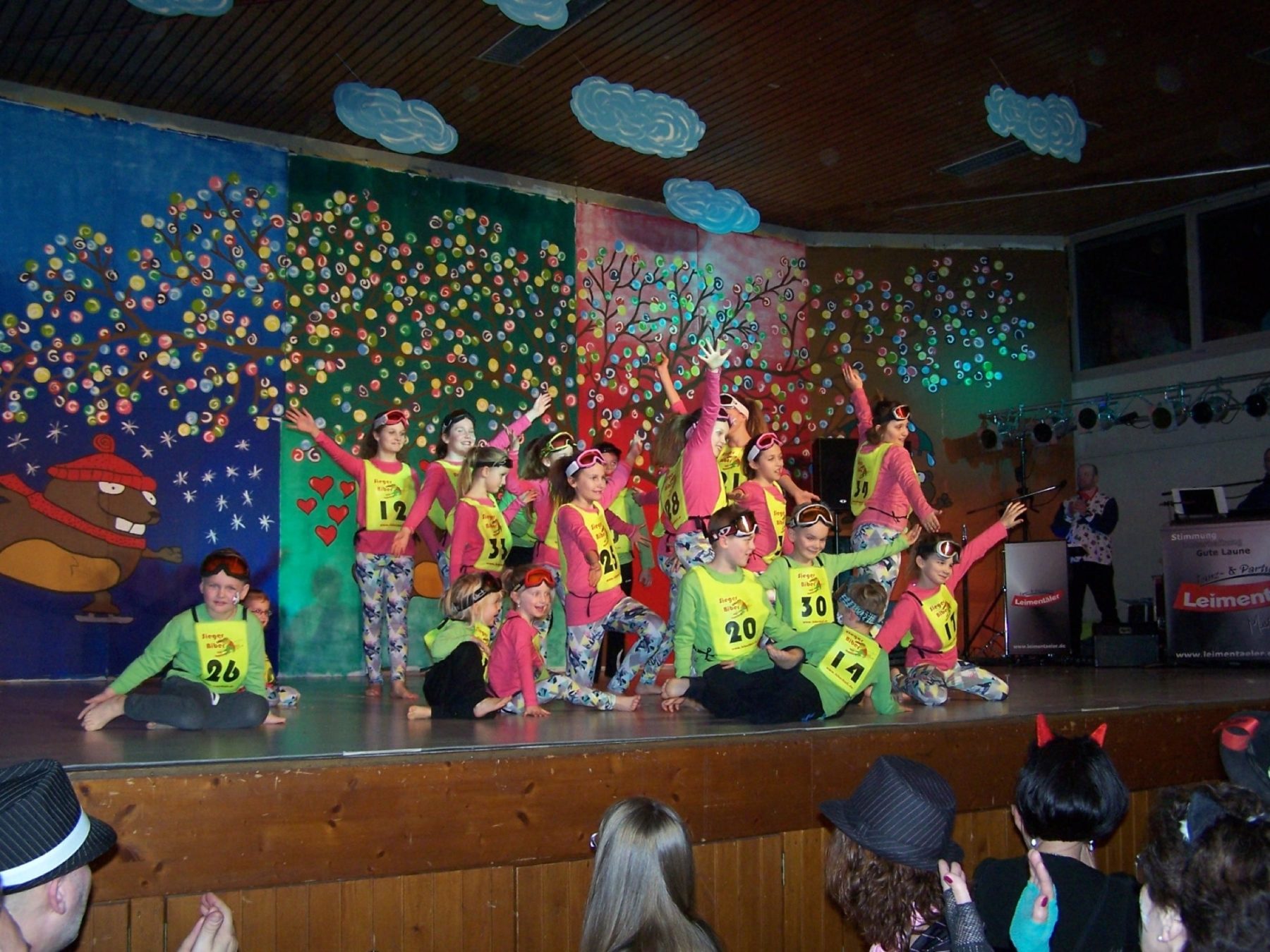 Ein Kniefall Vor Dem Biber Daniela Paletta Erhalt Narrentaufe Schwarzwalder Post