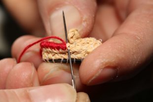 Helga Hug bastelt Miniatur-Kunstwerke