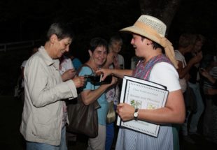 Michaela Neuberger fasziniert mit Sagen, Heilkräuterkunde und Mimik