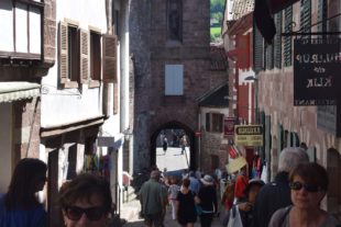 2017-6-30-NO-hv-Bildungswerk NO-Pfingstreise 2017-Saint-Jean-Pied-de-Port-Gassen-DSC_2751