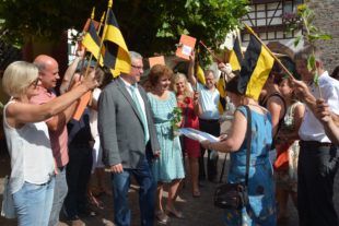 Großes Hochzeitsspalier für Monika Selinger und Bernd Herrmann