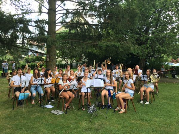 Jugendorchester ZEH musiziert im Schwimmbad