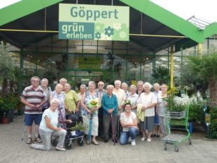 Kaffeerunde inmitten von Blumen