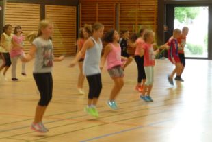 2017-7-17-7-39-39-2017-7-17-7-39-39-2017-7-17-ze-uh-katharina-nicola-grundschule-workshop-skipping-hearts-p1100785