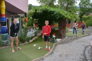 2017-7-20-11-5-28-2017-7-21-oh-adventure-mini-golf-spielbahn