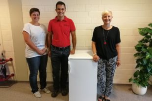 2017-7-25-18-41-57-2017-7-26-bi-sp-grundschule-bi-foerderverein-elektro-bohnert-spende-kuehlschrank