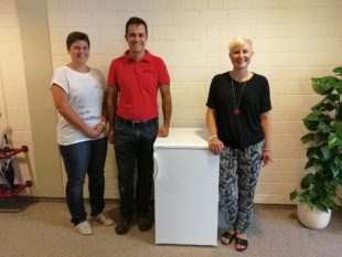 Ein neuer Kühlschrank  für die Grundschule