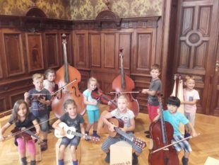 Kinder unterwegs im musikalischen Mitmach-Museum »Toccarion«