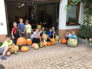 Gruselige oder freundliche Gesichter geschnitzt