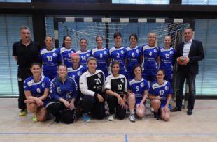 Bürgermeister Pfundstein spendet Spielball der Handball-Damen
