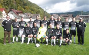 Spieler sponsort neue Trikots für die dritte Mannschaft des SVO