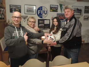 Clubheimwirtin Dagmar Schwarz spendet Spielball zum Heimspiel