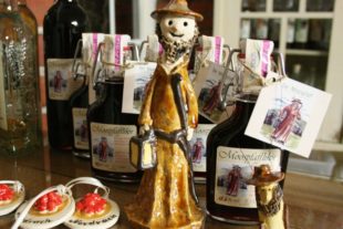 2017-11-15-NO-Claudia Moosmann-Gemeinde Nordrach-Moospfaffmonat-Moospfaffmonat_Von der Beere bis zum Likör_ Moospfafflikör mit Tonfigur