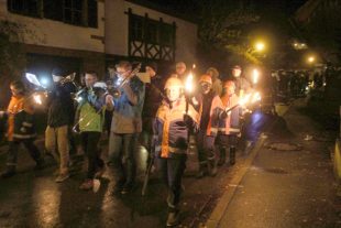 Martinsumzug in regnerischer Nacht