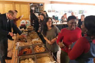 2017-11-22-BI-Karin Metz-ASB-Markus Harter (Leiter der Einrichtung) und Raffaela Jehle (Pflegedienstleitung) freuen sich mit ihren Mitarbeitern über das üppige Buffet