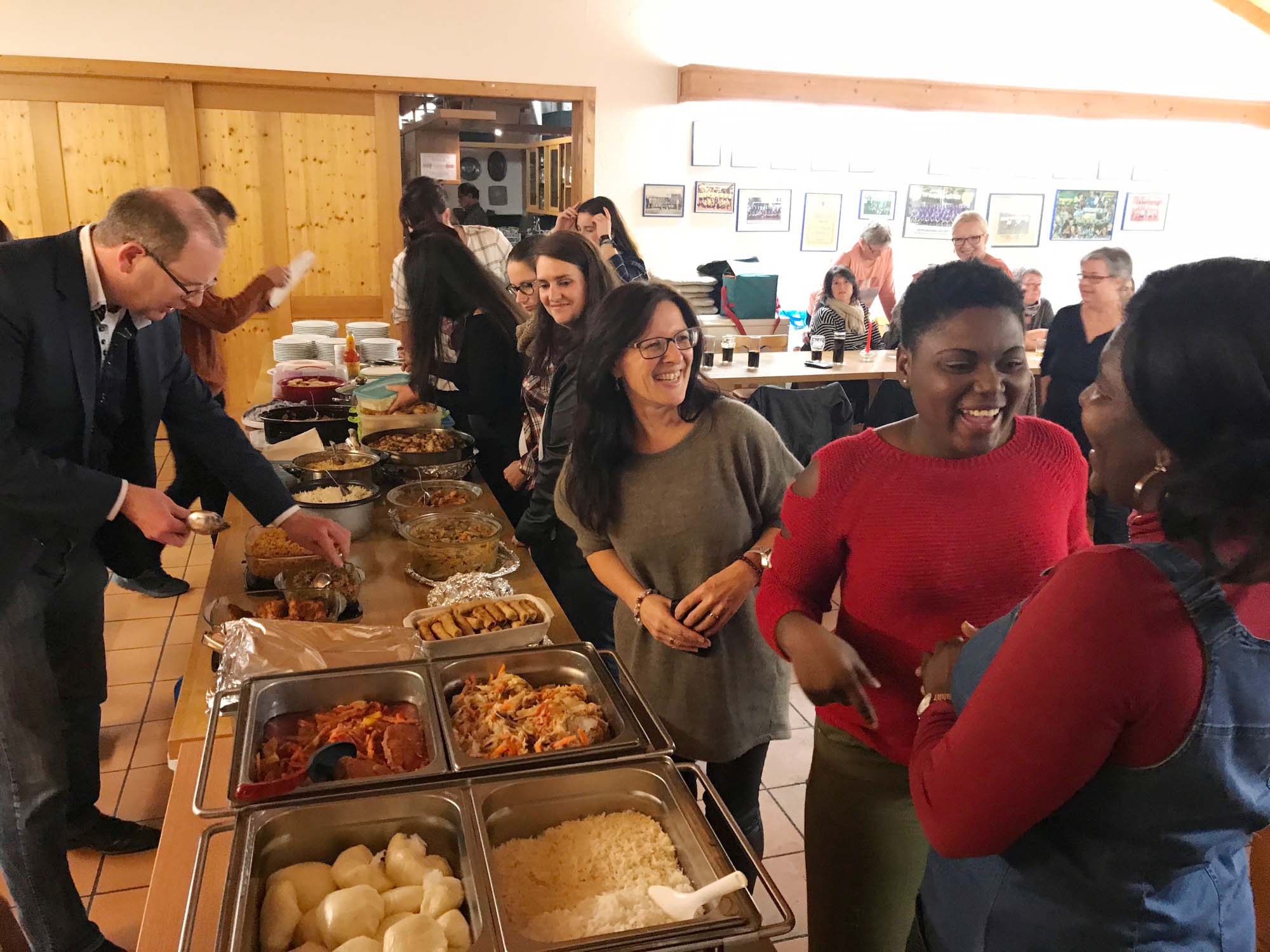 2017-11-22-BI-Karin Metz-ASB-Markus Harter (Leiter der Einrichtung) und Raffaela Jehle (Pflegedienstleitung) freuen sich mit ihren Mitarbeitern über das üppige Buffet