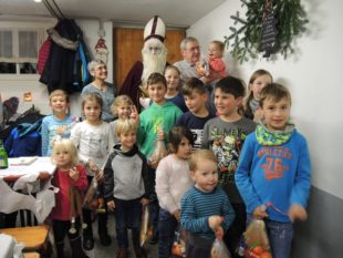 Nach einer nassen Laternenwanderung kam der Nikolaus