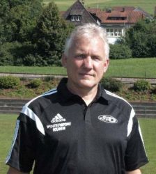Manfred Hellmig bleibt Trainer des SVO