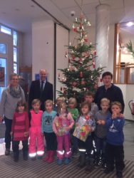 Kindergartenkinder  schmücken den Christbaum  in der Volksbank Zell