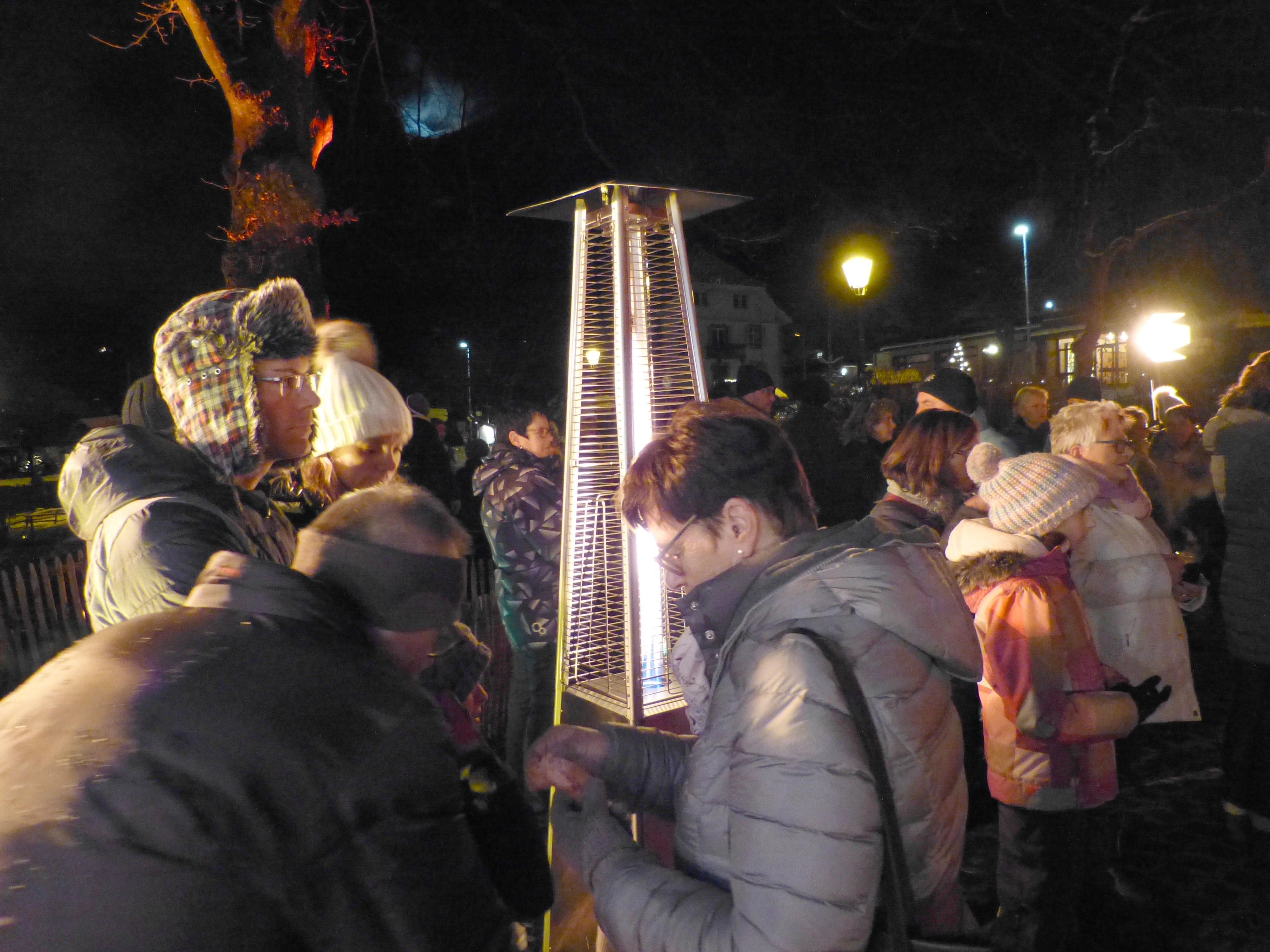 2017-12-8-OH-bia-Hademar Adventsdorf-Besucher