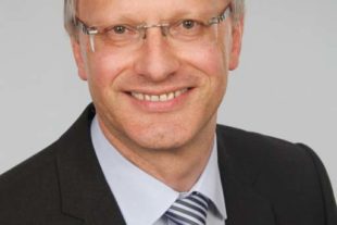 Huber-Siegfried-Hintergrd-grau-5-2014-4C