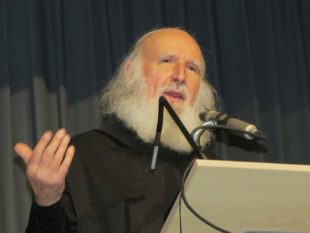 1.150 Zuschauer hörten Ermutigungen zum Leben von Anselm Grün