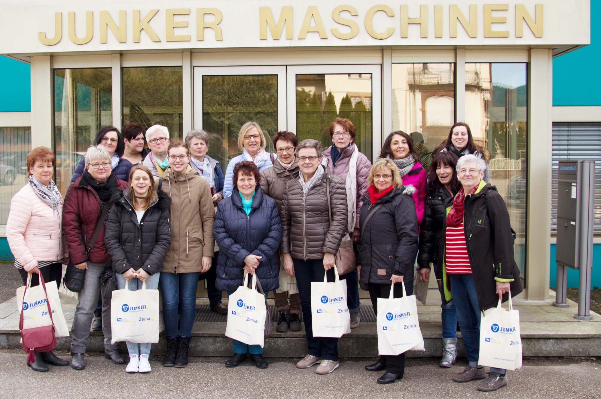 2018-3-14-NO-Unternehmen-Junker-Prototyp Mitarbeiterinnen zu Gast bei der JUNKER Gruppe mit Firmeninhaber und Unternehmensgründer Erwin Junker (sechster von rechts)