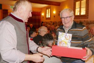 2018-3-14-NO-mh-Alpenverein-R. Bieser übrerreicht dem Seniorenleiter Konrad Schwab ein Präsent.