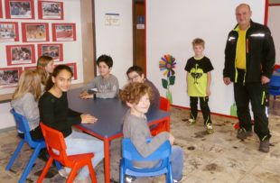 Neue Möbel schaffen einladende Lernräume in der Grundschul-Aula