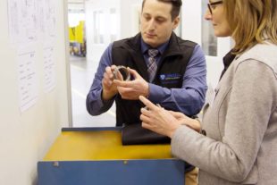 2018-3-2-NO-Unternehmen-Junker-Katrin Schütz bei der Betriebsbesichtigung