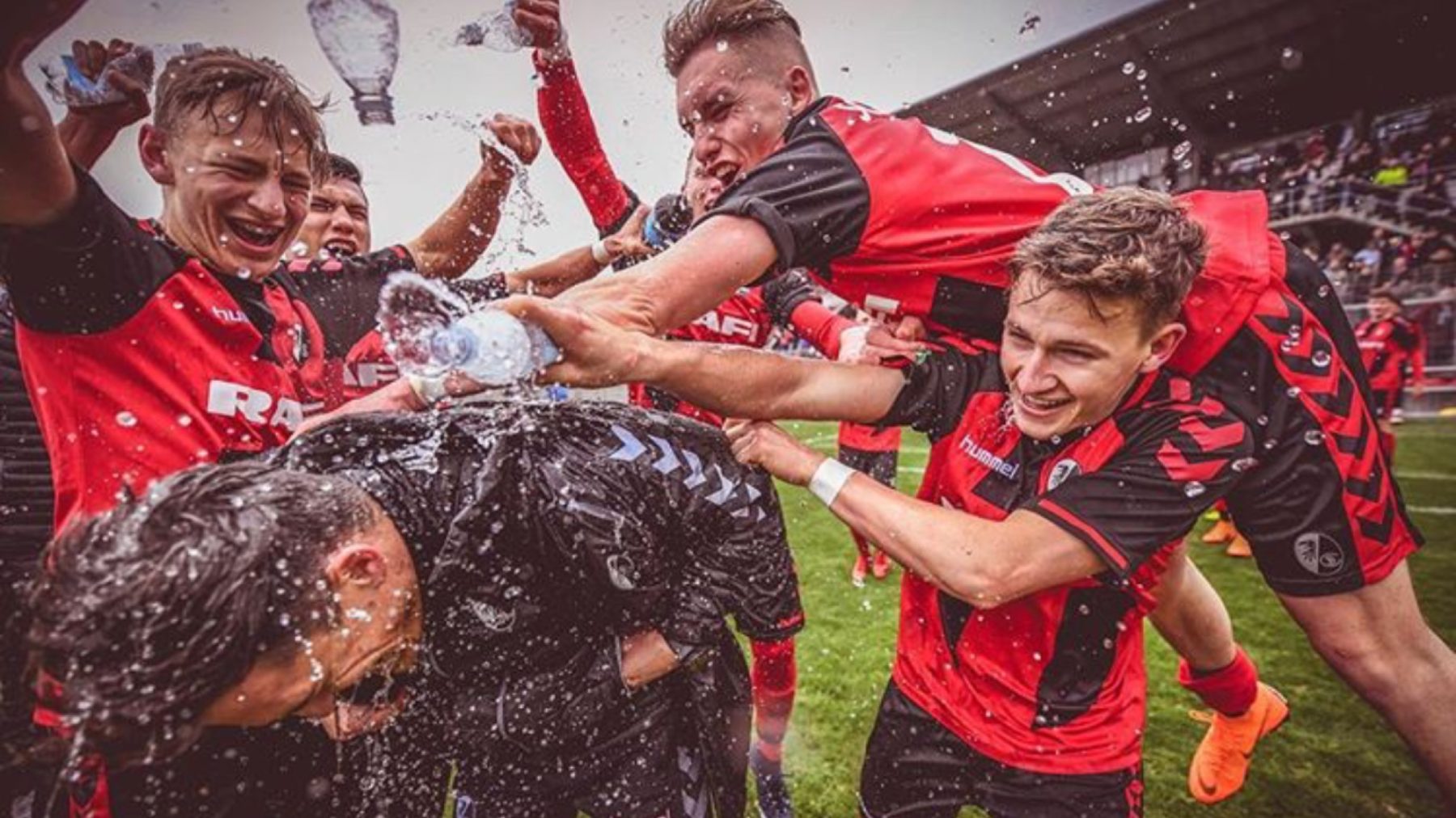 Enzo Leopold greift nach dem Pott Schwarzwälder Post