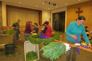 Palmen binden für die Pfarrkirche