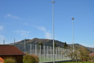2018-4-11-Zell-Unterentersbach-Störche nisten-Flutlichmasten-Riedacker-Sportplatz-UTS_3944