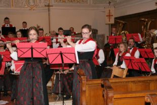2018-4-30-ZE-dp-Musik-und-Trachtenkapelle-Unterharmersbach-Kirchenkonzert-Kim Fritsch (links) und Julia Bach gaben bei Celtic Flutes den Ton an