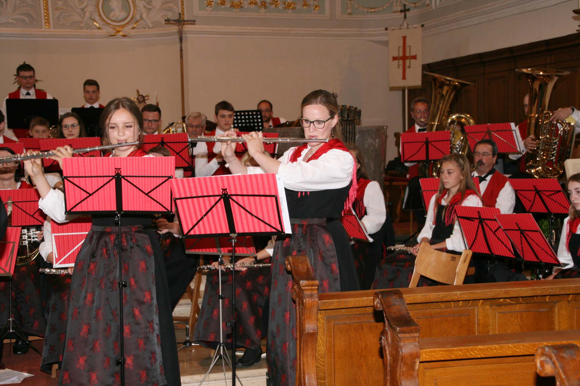 2018-4-30-ZE-dp-Musik-und-Trachtenkapelle-Unterharmersbach-Kirchenkonzert-Kim Fritsch (links) und Julia Bach gaben bei Celtic Flutes den Ton an