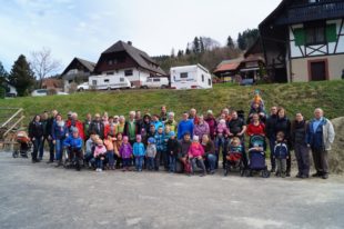 Ansturm der Kinder auf den Osterhasen