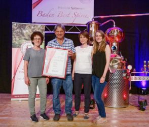 Familie Schwarz erringt Ehrenpreis bei der Branntweinprämierung