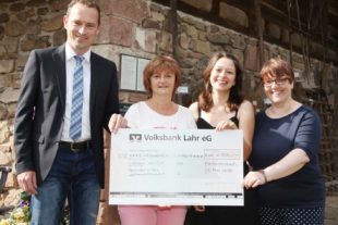 2018-5-29-OH-kal-Spende Weihnachtsmarkt-Helfer vor OrtvkIMG_5207