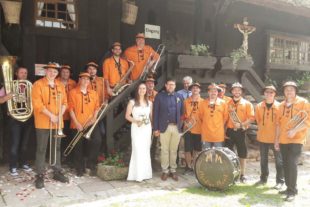 2018-5-29-ZE-UH-Marina Kuderer-Stephan Isenmann-Hochzeit-Mändigs Musik gratuliert-20180528_120649