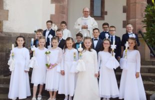 Sechzehn Kinder empfingen zum ersten Mal die Heilige Kommunion