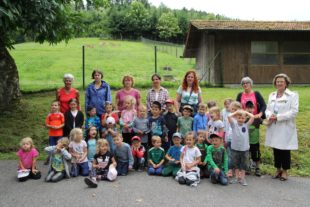 Neusatzer Kindergarten zu Gast auf dem Finkenzellerhof