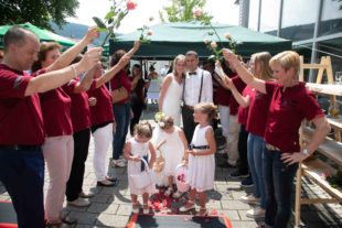 Großes Spalier zur Hochzeit von Simone und Jürgen Maier