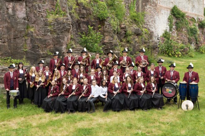 Musikverein Prinzbach-Schönberg spielt auf dem Schulhof