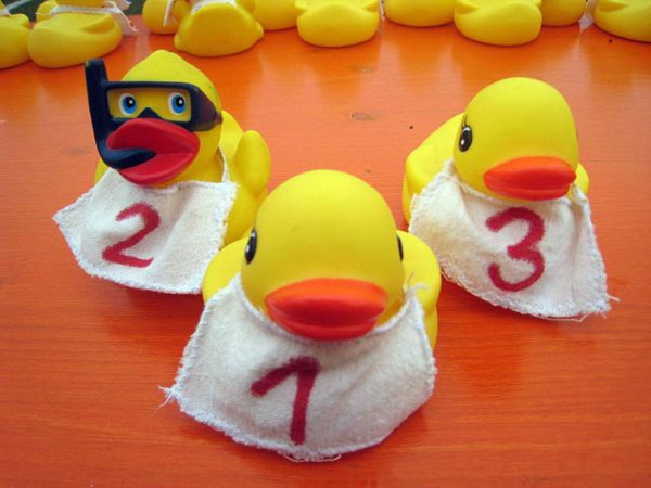 Losverkauf für das 11. Entenrennen des VdK