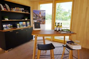 2018-6-8-LR-Mittlerer Schwarzwald-Aktionstag-Landesgartenschau-Der Graue Burgunder der Weinmanufaktur Gengenbach-Offenburg stand zum Probieren bereit